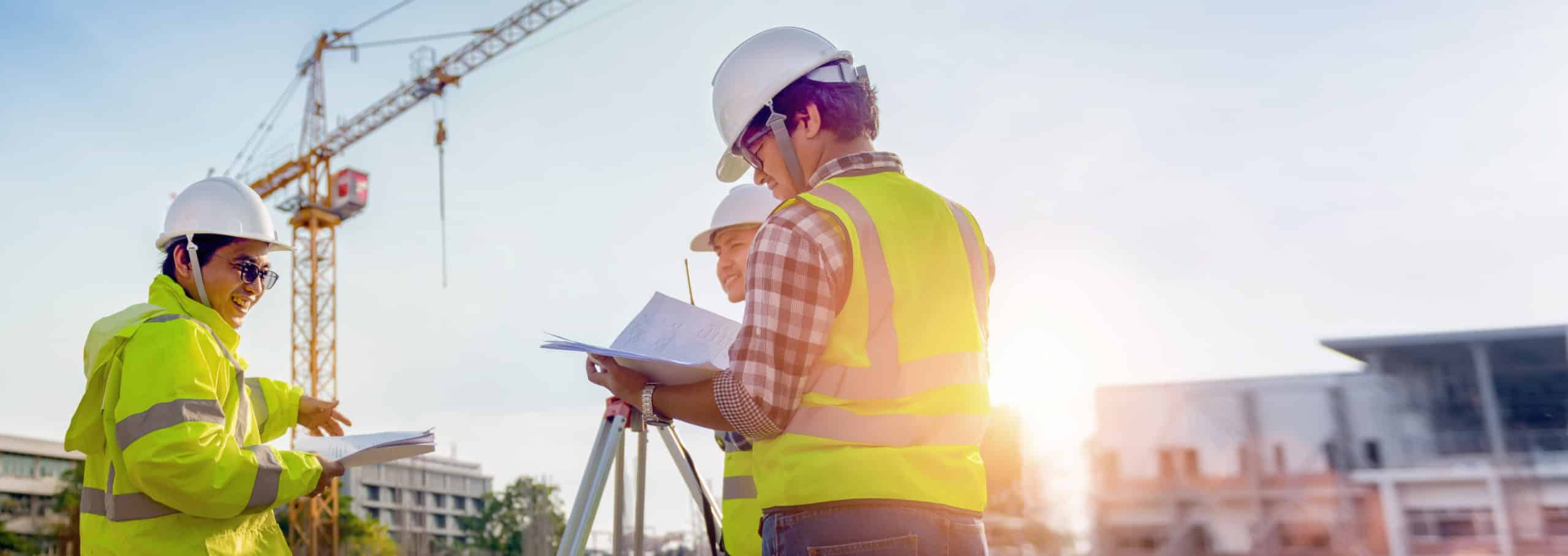 Ingénieur en construction qui discute sur un chantier