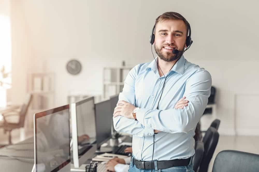 Homme travaillant dans un bureau avec un casque micro sur la tête