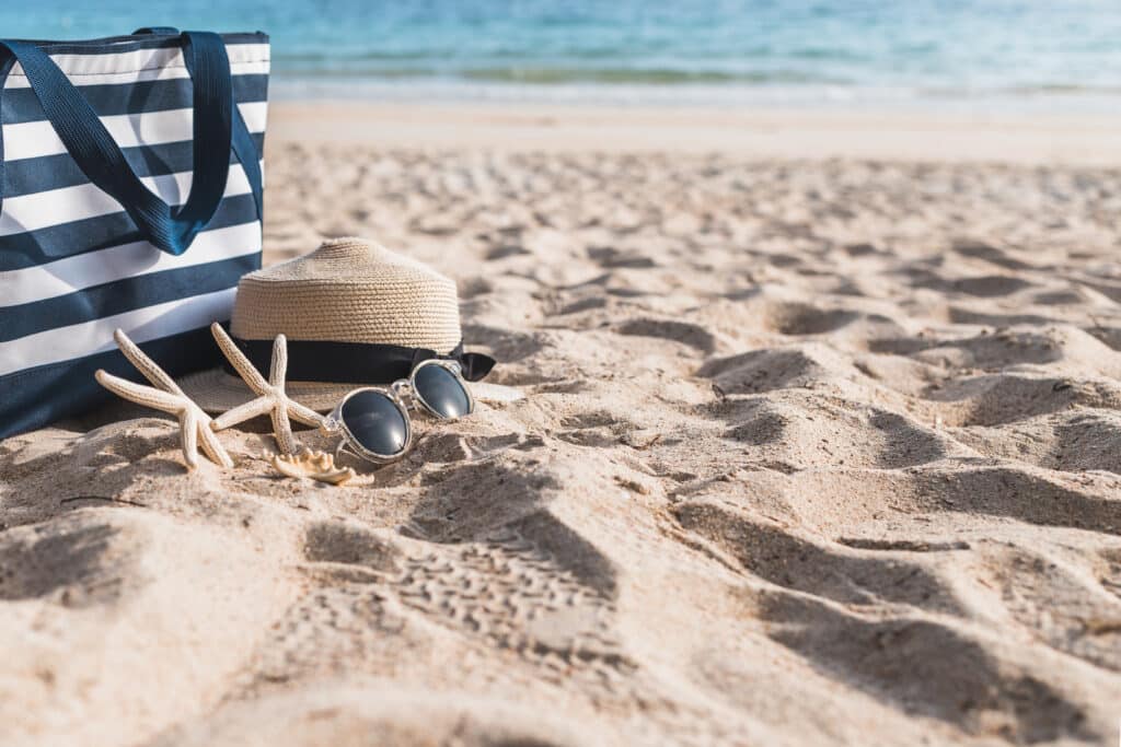 photo d'affaires personnels posés sur le sable à la plage